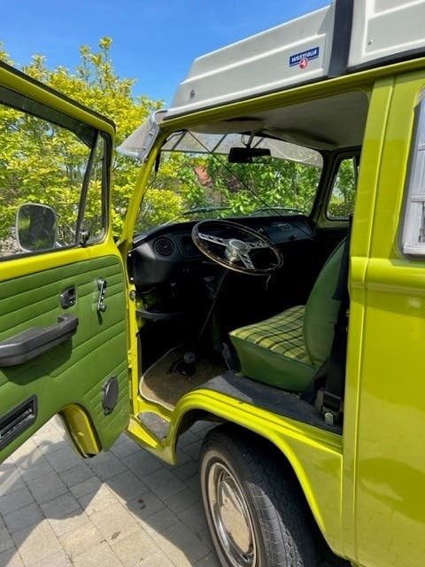 LHD T2 Westfalia (1976) in Taiga green
